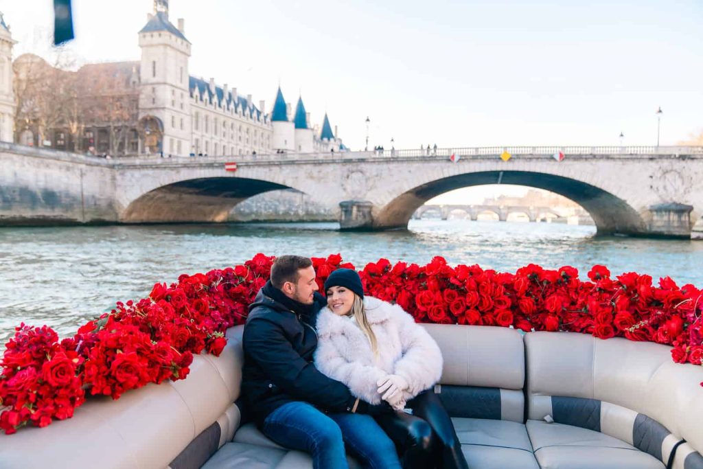 Pacote de pedido de casamento em Paris em um barco particular no Sena, com rosas vermelhas e o casal, a partir de € 1.600