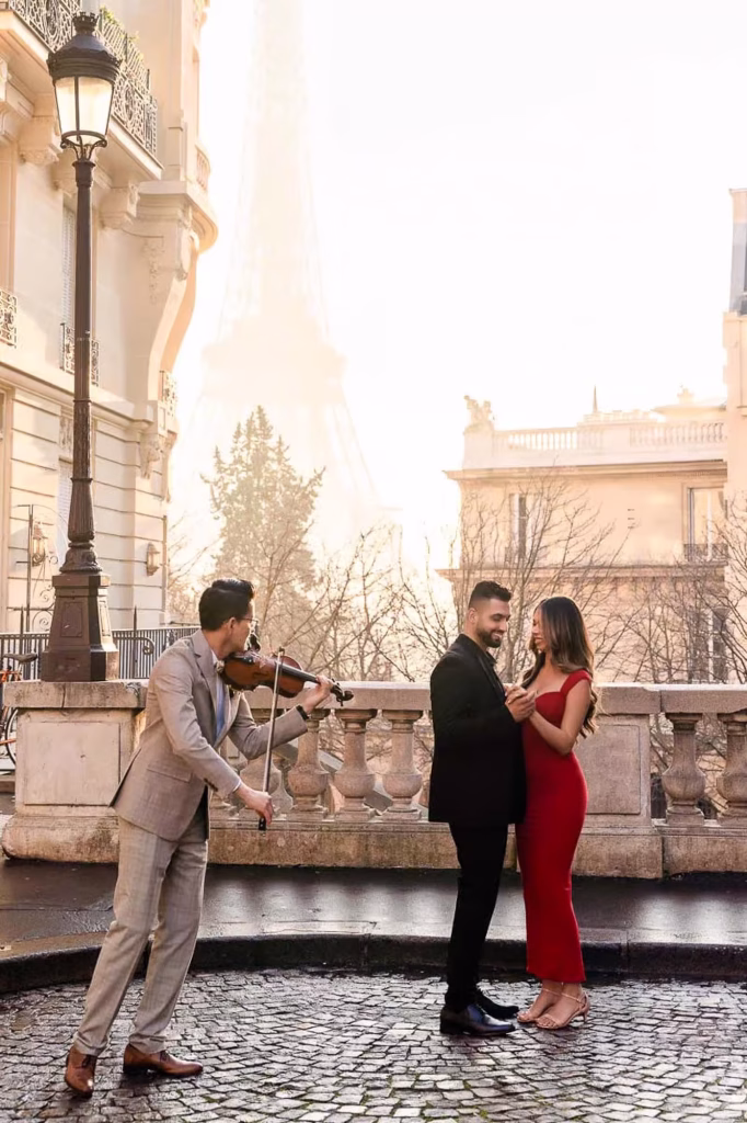 Demande en mariage sur l'avenue de Camoëns à Paris, avec un violoniste jouant en direct et la Tour Eiffel en toile de fond.