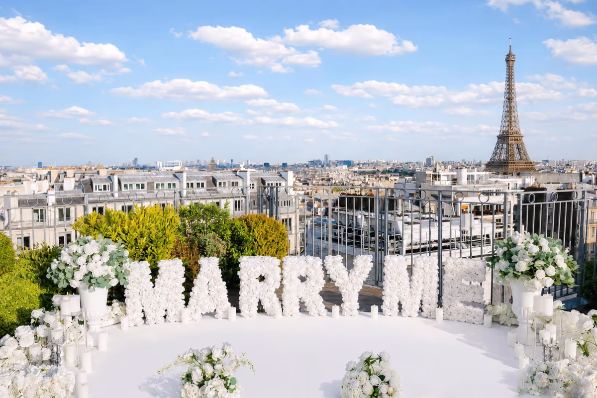 Decoración para una propuesta de matrimonio con las letras «White Marry Me» en la azotea del Copernicus, con vistas a la Torre Eiffel en París